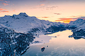 Luftaufnahme des Sonnenuntergangs über See Sils und Piz Da La Margna bedeckt mit Schnee, Maloja-Pass, Engadin, Kanton Graubunden, Schweizer Alpen, Schweiz, Europa