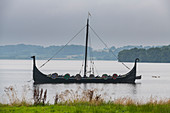 Wikingerboot auf einem See, Jelling Stones, UNESCO-Weltkulturerbe, Jelling, Dänemark, Skandinavien, Europa