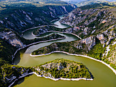 Uvac Fluss, der sich durch die Berge schlängelt, Uvac Special Nature Reserve, Serbien, Europa