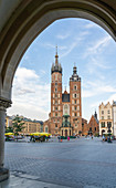 Street scene and St. Marys Basilica, UNESCO World Heritage Site, Krakow, Poland, Europe