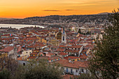 Erhöhter Blick vom Burgberg über die Altstadt bei Sonnenuntergang, Nizza, Alpes Maritimes, Côte d'Azur, Französische Riviera, Provence, Frankreich, Mittelmeer, Europa