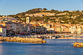 Blick vom Hafen auf die Altstadt, Cassis, Bouches du Rhone, Provence, Frankreich, Mittelmeer, Europa