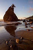 Sonnenuntergang bei Ebbe am versteckten Strand, Klamath, Kalifornien, Vereinigte Staaten von Amerika, Nordamerika