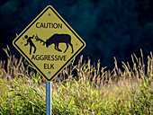 Warnschild auf dem Lady Bird Johnson Trail im Redwood National Park, UNESCO-Weltkulturerbe, Kalifornien, Vereinigte Staaten von Amerika, Nordamerika