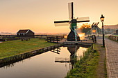 Traditionelles Dorf bei Sonnenaufgang, Zaanse Schans, Zaandam, Nordholland, Niederlande, Europa