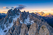 Scharfe Zinnen von Cadini di Misurina Bergen bei Sonnenaufgang, Dolomiten, Provinz Belluno, Venetien, Italien, Europa
