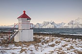Traditioneller Leuchtturm an der Küste, Spaknesora naturreservat, Djupvik, Lyngenfjord, Lyngen Alpen, Tromso, Norwegen, Europa