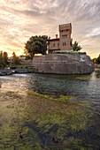 Fluss Sile und Castello Romano bei Sonnenuntergang, Treviso, Venetien, Italien.