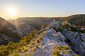 Sonnenuntergang auf Cippo Comici, Rosandra-Tal, Provinz Triest, Friaul Julisch Venetien, Italien.