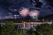 Feuerwerk und Blitz auf der Stadt Le Grazie, Gemeinde Portovenere, Provinz La Spezia, Ligurien, Italien, Europa