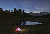 Ein Zelt und Neowise C / 2020 F3, Alpe Devero, Verbano Cusio Ossola, Piemont, Italien, Südeuropa