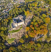 Luftaufnahme der mittelalterlichen Burgen von Bellinzona, Unesco-Weltkulturerbe, im Herbst bei Sonnenuntergang. Kanton Tessin, Schweiz.