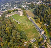 Luftaufnahme der mittelalterlichen Burgen von Bellinzona, Unesco-Weltkulturerbe, im Herbst bei Sonnenuntergang. Kanton Tessin, Schweiz.