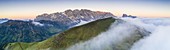 Nebel bei Sonnenaufgang über Cime di Terrarossa, Catinaccio d'Antermoia, Molignon und Palacia, Seiser Alm, Dolomiten, Südtirol, Italien