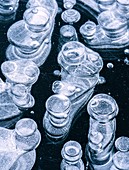 Gestapelte Methanblasen, die während eines kalten Winters im Eis eingeschlossen sind