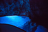 Ausflugsboot innerhalb der Blauen Höhle auf der Insel Bisevo, nahe Vis, Vis, Split-Dalmatien, Kroatien, Europa