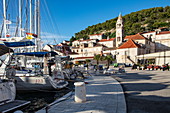 Segelboote und Strandpromenade der Stadt, Vis, Vis, Split-Dalmatien, Kroatien, Europa