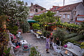 Hof von Restaurant Lola Konoba & Bar Garden, Vis, Vis, Split-Dalmatien, Kroatien, Europa
