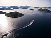 Luftaufnahme von Kreuzfahrtschiff in der Adria mit Inseln dahinter, Nationalpark Kornati-Inseln, Šibenik-Knin, Kroatien, Europa