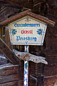 Enzianstechen auf der Priesberghütte, Berchtesgadener Land, Oberbayern, Bayern, Deutschland