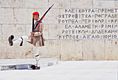 Evzone-Soldat, der Wachwechsel durchführt, Athen, Griechenland, Europa,