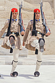 Evzone-Soldaten, die Wachwechsel durchführen, Athen, Griechenland, Europa,