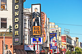 Clubschilder an Gebäuden im Bezirk North Beach, San Francisco, Kalifornien, USA