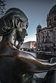 Blick auf den Berliner Dom von dem Spree-Ufer mit den Bronzefiguren, Berlin, Deutschland