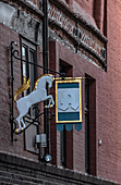 Apotheken-Ladenschild in Lüneburg, Niedersachsen, Deutschland