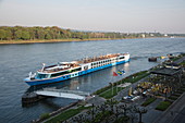 Flusskreuzfahrtschiff nähert sich dem Anleger Königswinter am Rhein, Königswinter, Nordrhein-Westfalen, Deutschland, Europa