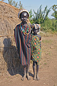 Äthiopien; Region der südlichen Nationen; Mago Nationalpark; unterer Omo Fluss; zwei Mädchen aus dem Volk der Mursi; 