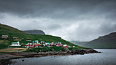 Bunte Häuser im Dorf Elduvík auf Eysturoy, Färöer Inseln\n