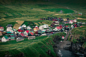 Dorf Gjogv auf Eysturoy mit Schlucht, Färöer Inseln