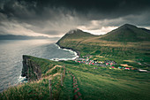 Dorf Gjogv auf Eysteroy mit Schlucht, Meer und Bergen, Färöer Inseln\n