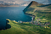Dorf Gjogv auf Eysturoy mit Schlucht, Meer und Bergen, Färöer Inseln