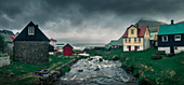 Häuser mit Fluss im Dorf Gjogv, Färöer Inseln\n