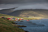 Fischzucht mit bunten Häusern auf Streymoy, Färöer Inseln\n