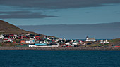 Dorf Eidi auf Eysturoy der Färöer Inseln bei Tag\n