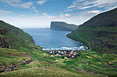 Dorf Tjørnuvík auf Streymoy auf Färöer Inseln bei Tag\n