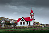 Kirche im Dorf von Sandavágur auf der Insel Vagar, Färöer Inseln\n