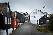 Gasse mit Häusern in der Altstadt von Torshavn, Färöer Inseln