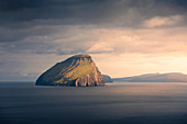 Insel Koltur im Sonnenuntergang, Färöer Inseln\n