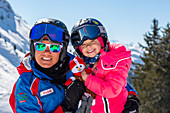 Kind mit Skilehrerin in St. Johann in Tirol, St. Johann, Tirol, Österreich