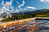 Wasserspiele auf der Winklmoosalm im Sommer mit Blick zu den Loferer Steinbergen, Tirol, Salzburg, Chiemgau, Bayern, Deutschland