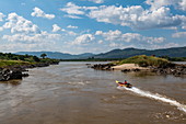 Longtail-Boot auf Fluss Mekong, nahe Houayxay (Huay Xai), Provinz Bokeo, Laos, Asien