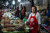 Mann verkauft perfekt gegrillte Fischspieße auf dem Nachtmarkt, Luang Prabang, Provinz Luang Prabang, Laos, Asien