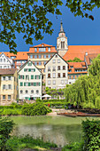 Altstadt mit Tskirche-Kirche, die in Neckar, Tübingen, Baden-Württemberg, Deutschland, Europa reflektiert
