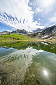 Sonnenlicht über Berggipfeln mit Blick auf Porcile Lakes, Tartano Valley, Valtellina, Provinz Sondrio, Lombardei, Italien, Europa