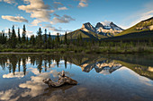 Sonnenaufgang der drei Schwestern am Policeman Creek, Canmore, Alberta, kanadische Rocky Mountains, Kanada, Nordamerika