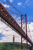 Ponte 25 de Abril Brücke mit Cristo Rei Statue (Christ the King Sanctuary) dahinter, Hängebrücke über den Tejo, Lissabon, Portugal, Europa
